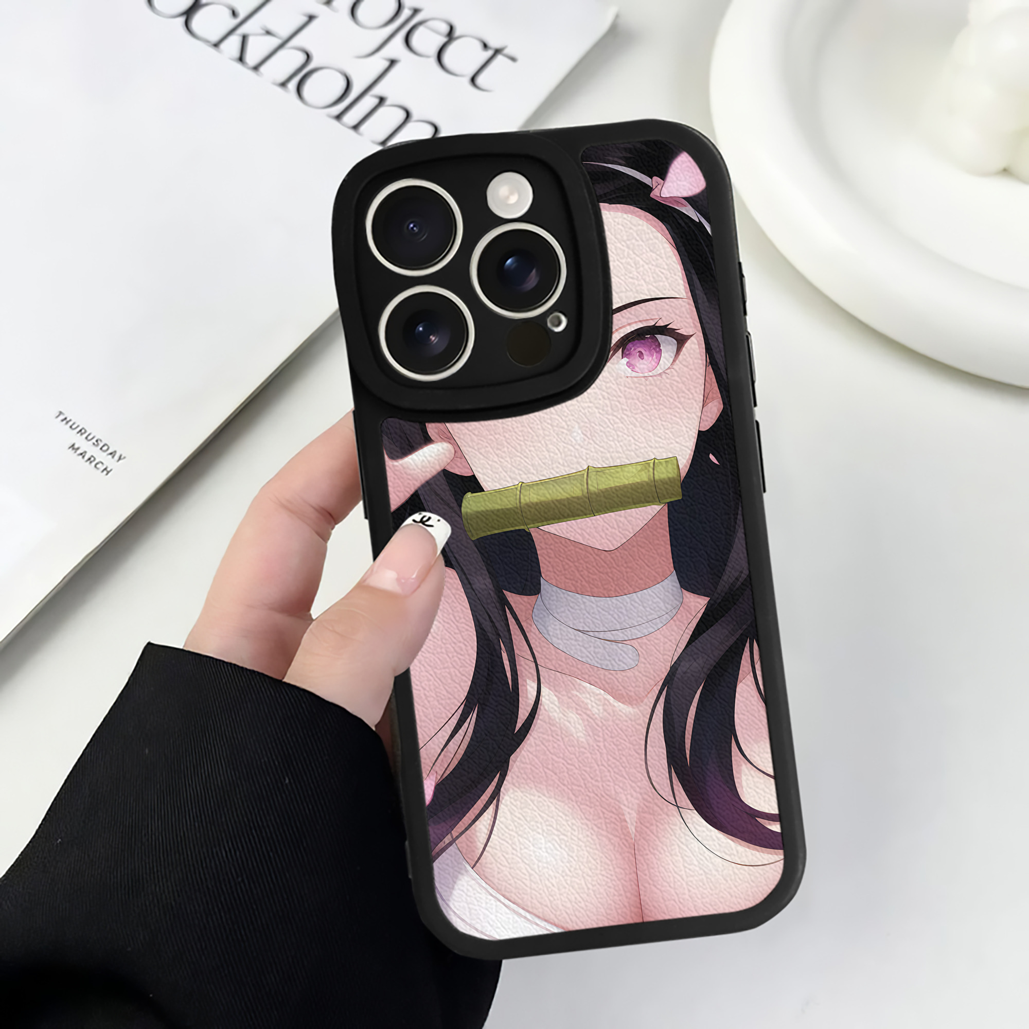 （画像用） 鬼滅の刃（きめつのやいば）竈門 禰󠄀豆子／かまど ねずこ Kamado Nezuko 【iPhone 16シリーズ対応】シリコンスマホケース（レザー調） 材質：シリコン
